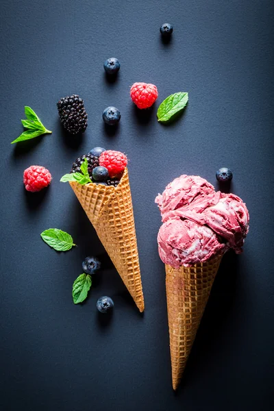 Čerstvé bobule ovoce zmrzlina v waffels — Stock fotografie