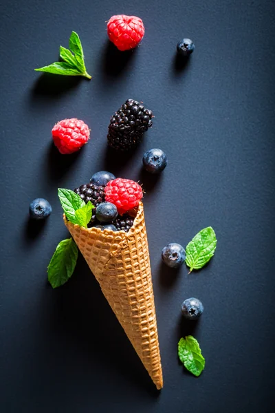 Gelato di frutti di bosco freschi e foglie di menta — Foto Stock