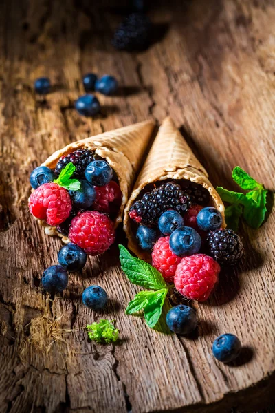 新鮮なアイスクリームと概念としてはさんだベリー フルーツ — ストック写真