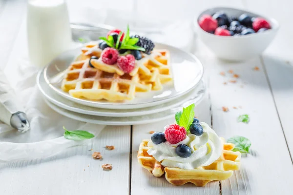 Leckere Waffeln mit Beerenfrüchten und Schlagsahne — Stockfoto