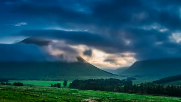 Amanecer brumoso sobre las montañas de Glencoe en Escocia, 4k, timelapse — Vídeos de Stock
