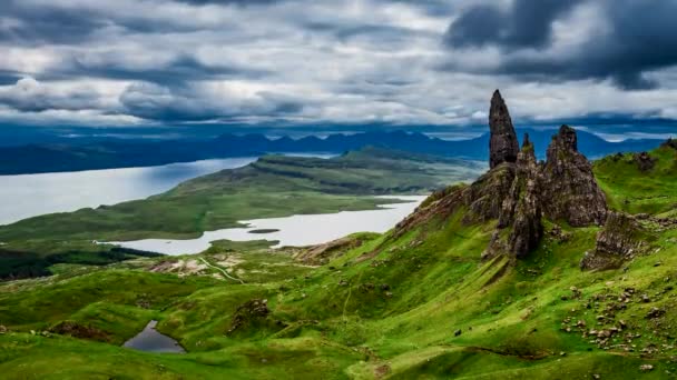 Dramatische wolk over oude man storr berg in Schotland, 4k, timelapse — Stockvideo