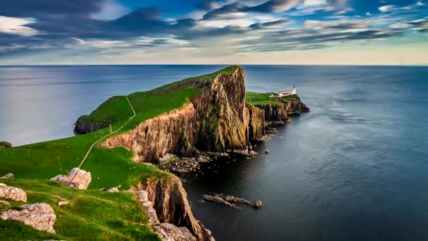 Coucher de soleil magnifique au phare de Neist point, Écosse, Royaume-Uni, 4k, timelapse — Video