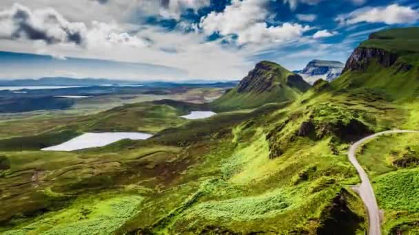 Dynamiczne niebo nad doliną w góry Quiraing, Scotland, Wielka Brytania, 4k, timelapse — Wideo stockowe