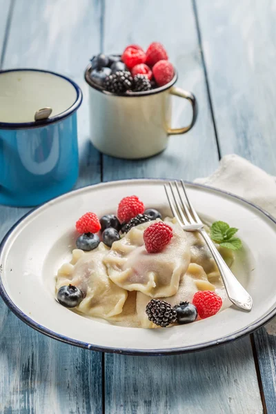 Homemade dumplings with fresh berries — Stock Photo, Image