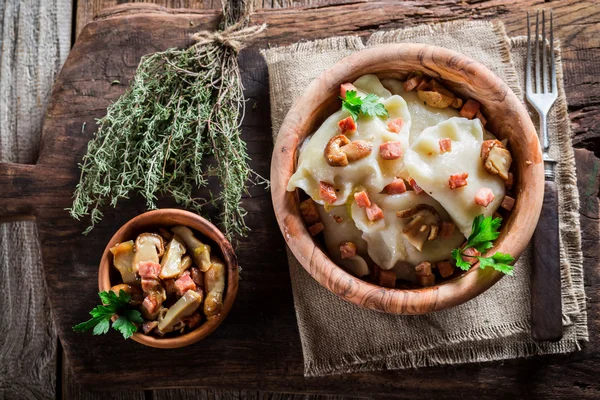 Bolinhos de massa frescos com mushrroms selvagens e chucrute — Fotografia de Stock