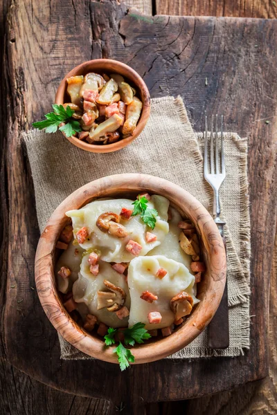 Bolinhos com mushrroms e chucrute — Fotografia de Stock