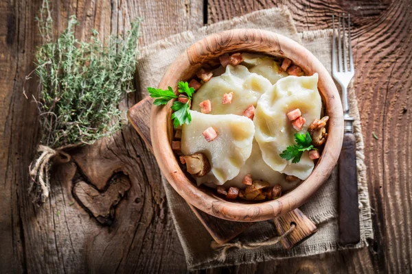 Läckra dumplings med vilda mushrroms och surkål — Stockfoto