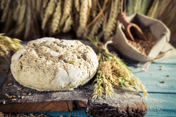 Közelkép a házi kenyér, a teljes kiőrlésű gabonák — Stock Fotó