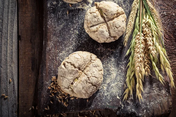 Closeup de pães saborosos com grãos integrais — Fotografia de Stock