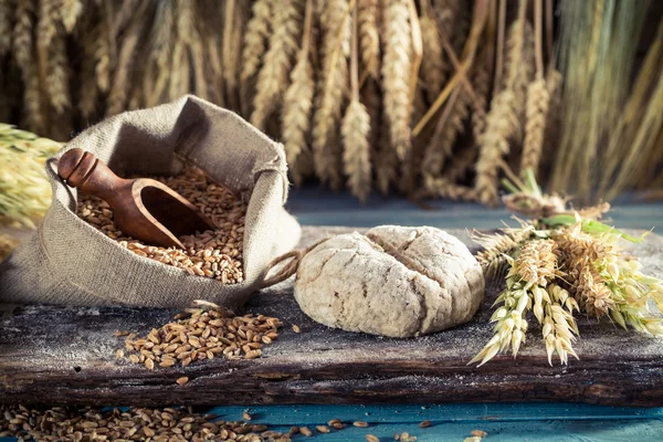 Rolă de pâine proaspăt coaptă și ingrediente — Fotografie, imagine de stoc
