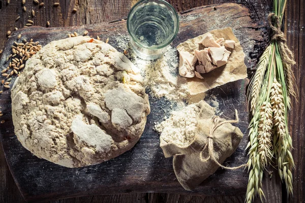 Farinha, massa e água em pão caseiro — Fotografia de Stock