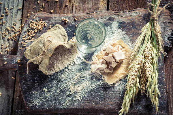 Meel, gist, gist en water op zelfgebakken brood — Stockfoto