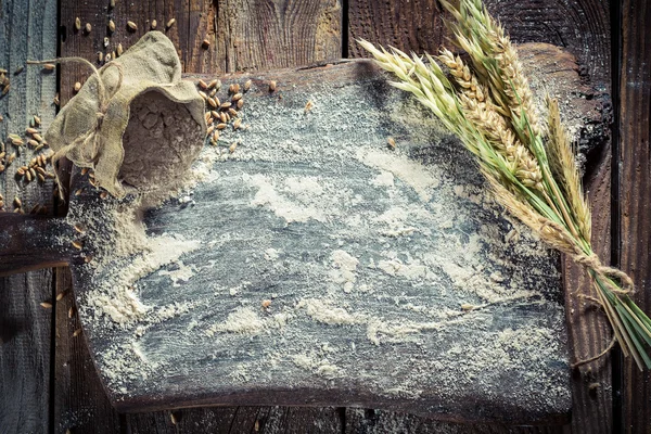 Мука и колосья пшеницы с копировальными местами — стоковое фото