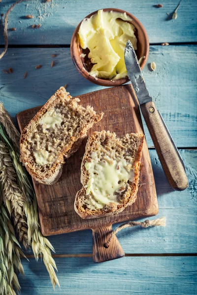 Smakfullt brød med smør til frokost – stockfoto