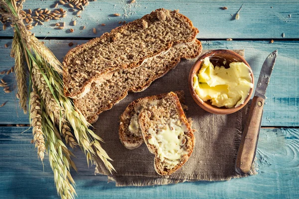 Výborný chléb s máslem k snídani — Stock fotografie