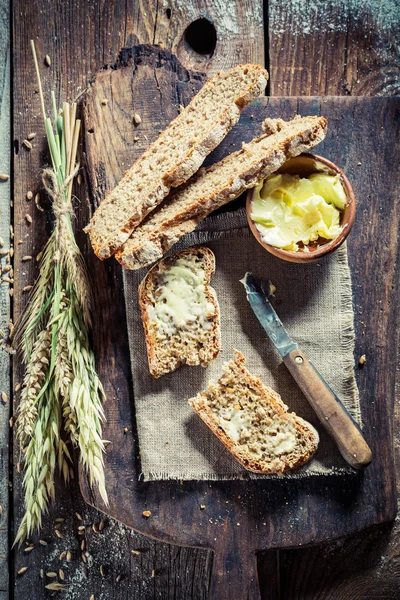 Primo piano di pane con burro a colazione — Foto Stock