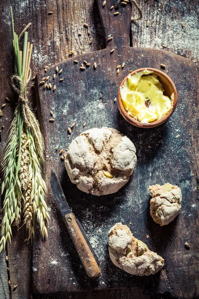 Rolos saudáveis com manteiga e espigas de trigo — Fotografia de Stock