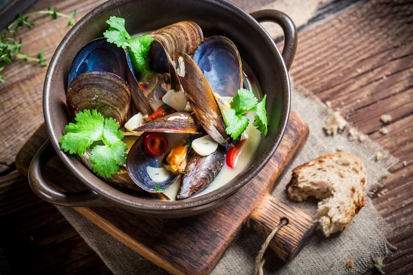 Tasty mussels with garlic and red peppers — Stock Photo, Image