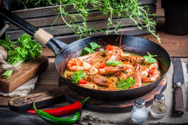 Gambas sabrosas con ajo y pimientos rojos —  Fotos de Stock