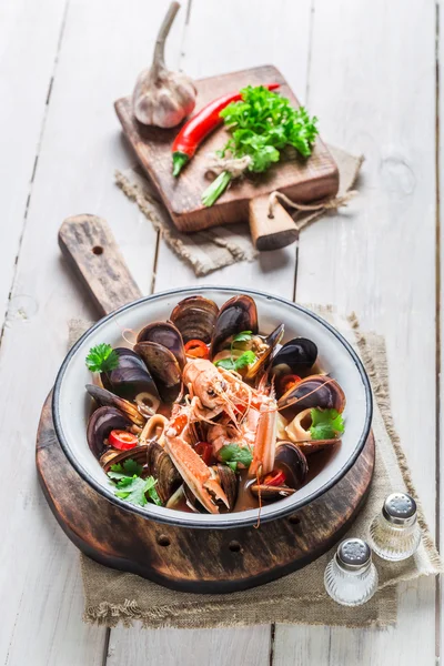 Sopa de frutos do mar saborosa com mexilhões e camarões — Fotografia de Stock