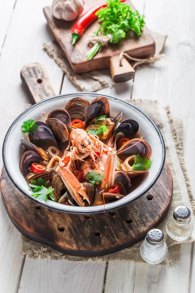 Smakelijke vis soep met garnalen en mosselen — Stockfoto