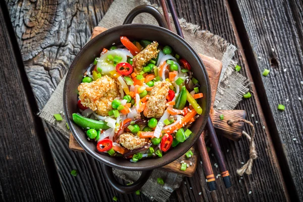 野菜と鶏肉のゴマ麺 — ストック写真