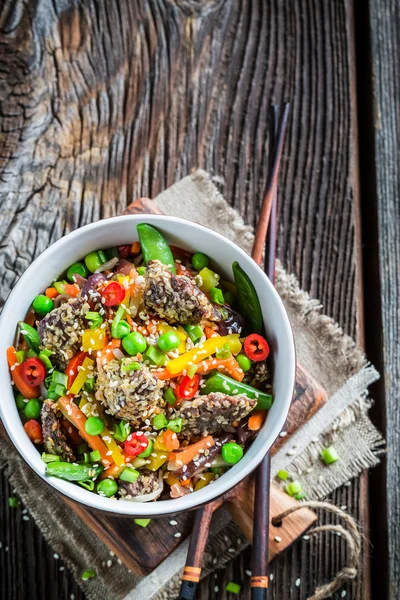 Macarrão saboroso com legumes frescos e carne bovina em gergelim — Fotografia de Stock