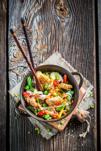 Nouilles chinoises, légumes et poulet au sésame — Photo