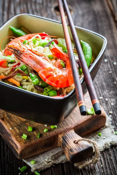 Traditional asian dish with shrimp and noodles — Stock Photo, Image