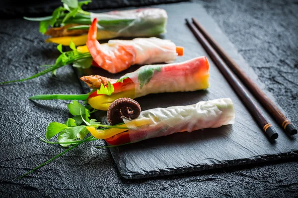 frische Frühlingsrollen in Reispapier gewickelt — Stockfoto © Shaiith79 ...