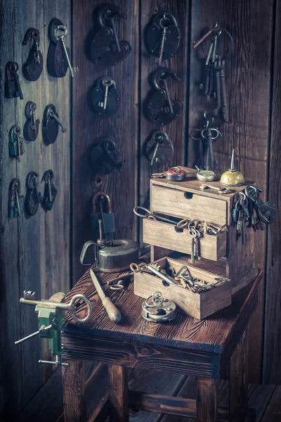 Oficina de serralheiros com ferramentas, fechaduras e chaves — Fotografia de Stock