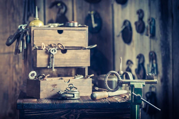 Vintage låssmeder workshop med nycklar och lås — Stockfoto