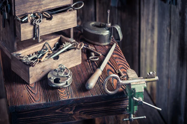 Atelier de serruriers avec outils anciens — Photo