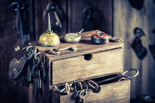Små låssmeder workshop med verktyg, lås och nycklar — Stockfoto