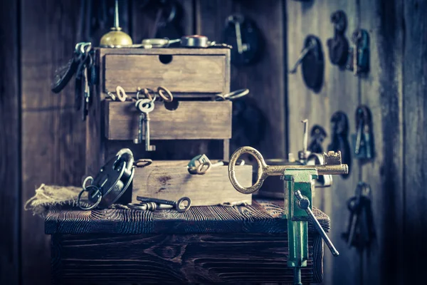 Atelier de serruriers âgés avec clés et serrures — Photo