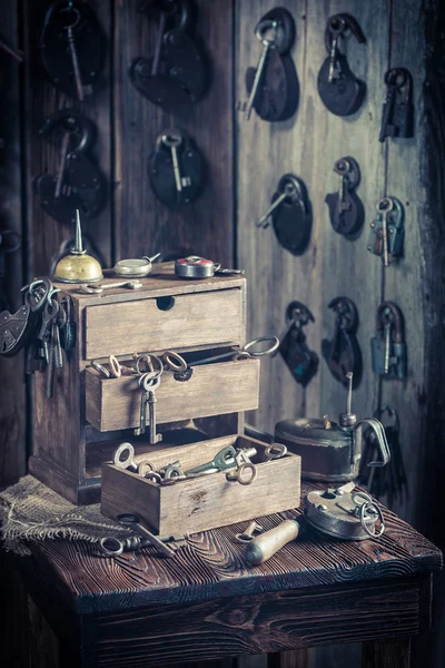 Ηλικίας Κλειδαράδες εργαστήριο με εργαλεία για την επιδιόρθωση — Φωτογραφία Αρχείου