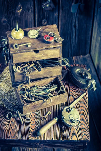 Herramientas, cerraduras y llaves en taller de cerrajeros vintage —  Fotos de Stock