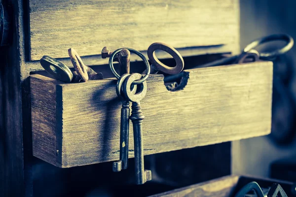 Outils, serrures et clés dans l'atelier des serruriers anciens — Photo