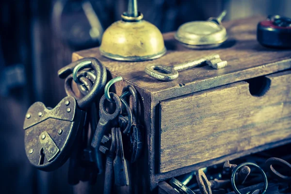 Outils à réparer dans un ancien atelier de serrurerie — Photo