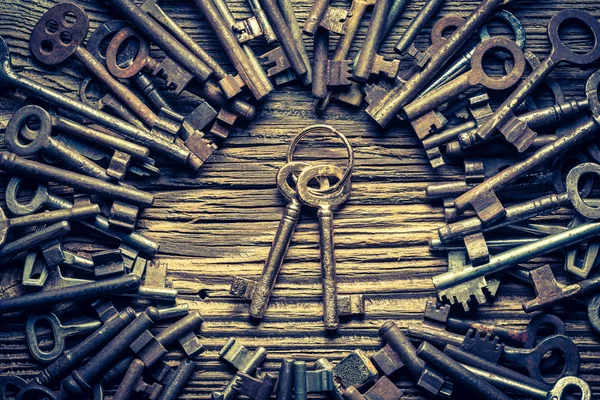 Närbild av äldre låser nad nycklar — Stockfoto