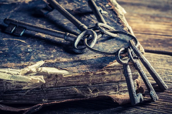 Closeup of old books and keys — Stock Photo, Image