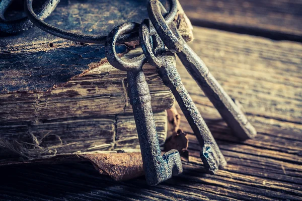 Old books and keys on old wooden table — Stock Photo, Image