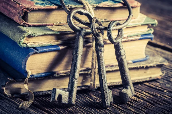 Closeup of vintage keys and books — Stock Photo, Image