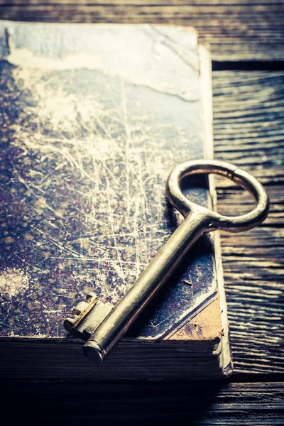 Closeup of aged books and keys — Stock Photo, Image
