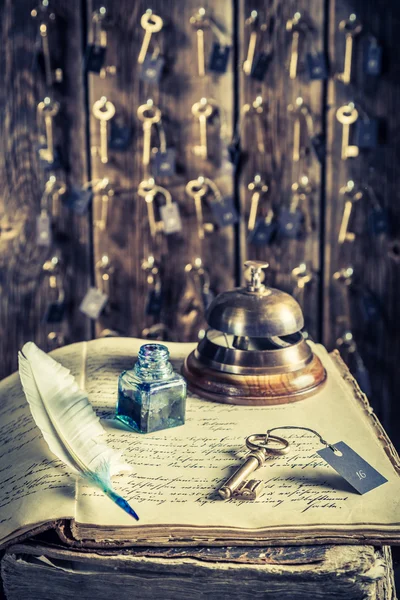 Keys for rooms and guestbook in vintage front desk in hotel — Stock Photo, Image
