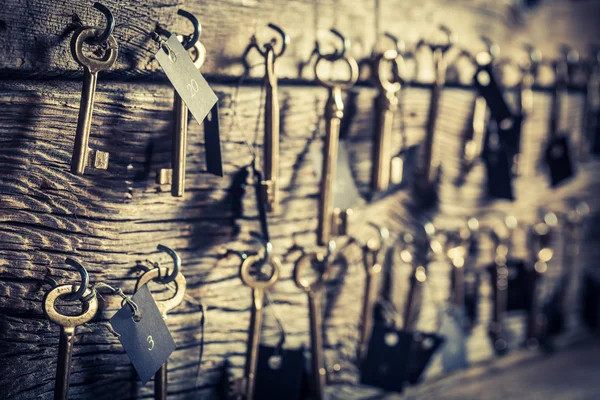 Stare klucze do pokoi — Zdjęcie stockowe