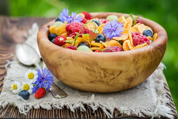 新鮮な花とコーンフレークと果物 — ストック写真