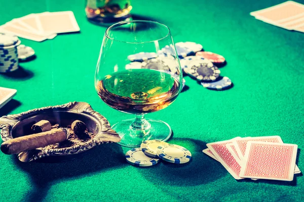 Vintage spel bord med whiskey, cigarr och kort — Stockfoto