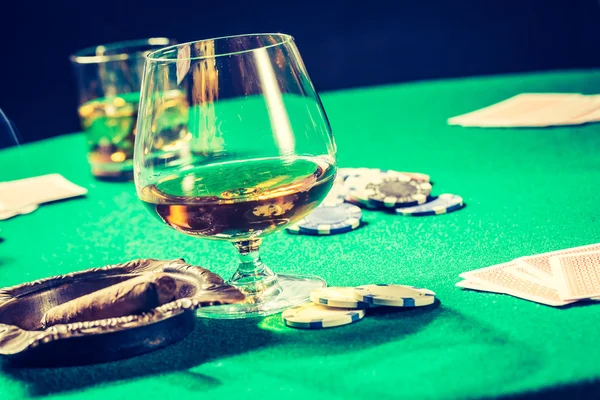 Παλιό τραπέζι για poker με μάρκες και τις κάρτες — Φωτογραφία Αρχείου